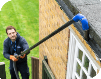 Gutter cleaner using a telescopic equipment