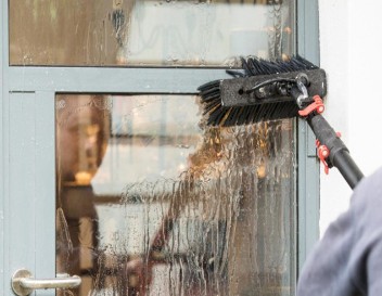 using pure water for window cleaning