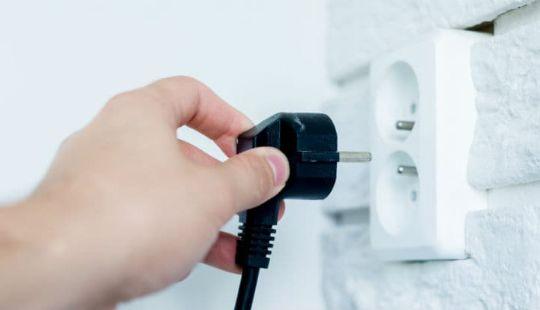 How to replace an electrical outlet