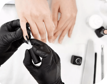 Picture of the hand of a mobile nail technician who applies nail polish