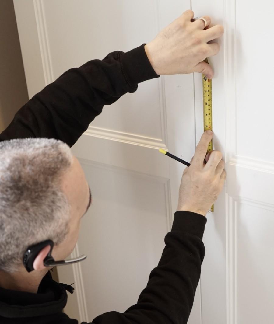handyman measuring door handle