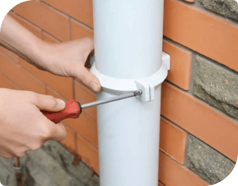 Picture of the hand of a professional who is replacing a gutter