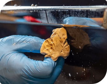 Picture of the hand of a professional who is polishing a car