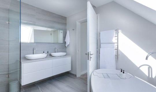 a nice and modern looking bathroom with two sinks, a bathtub and a shower