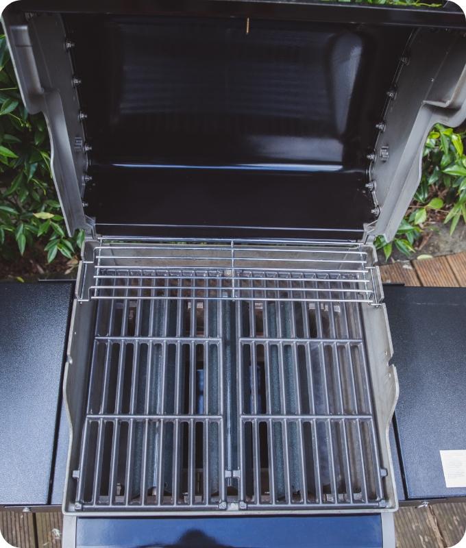 The image shows the same square-shaped barbeque after professional cleaning. It looks clean and shiny.